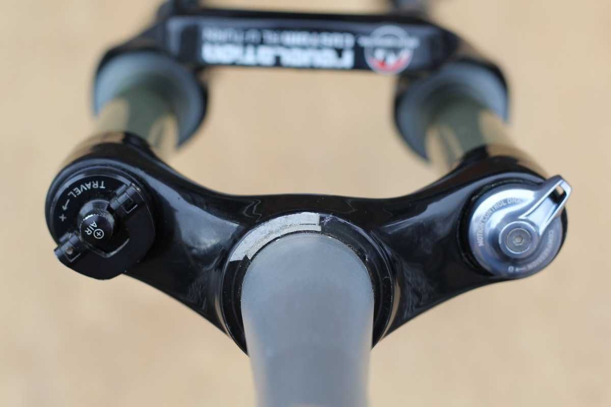 Вилка 29: RockShox Revelation RL AIR UTURN, SR SUNTOUR