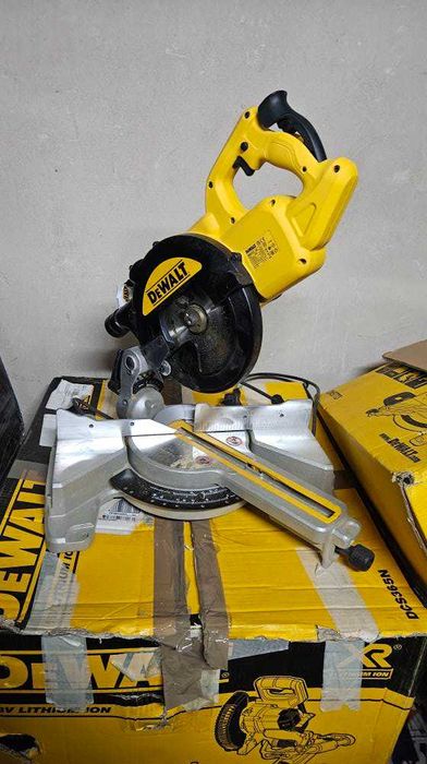 Ukośnica z posuwem Dewalt DWS773-QS 1300W 216mm