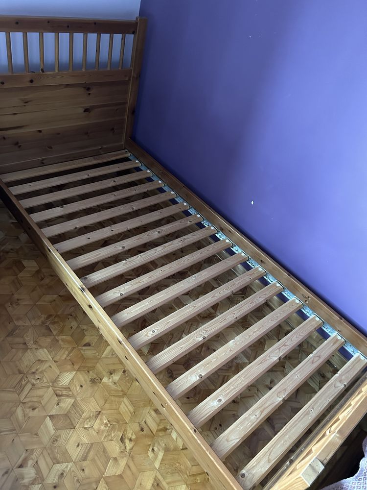 Drewniane łóżko IKEA z materacem