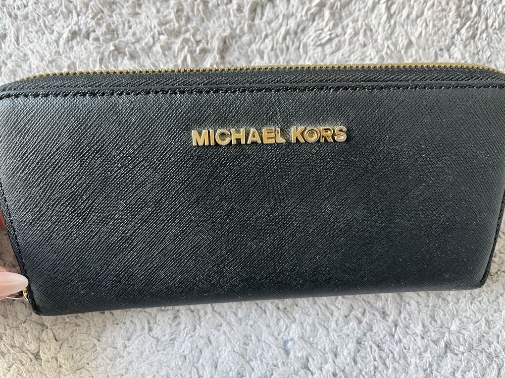 Czarny portfel Michael Kors skóra saffiano złote wykończenia