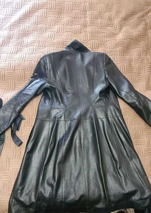 Шкіряний тренч чорного кольору з поясом, розмір M