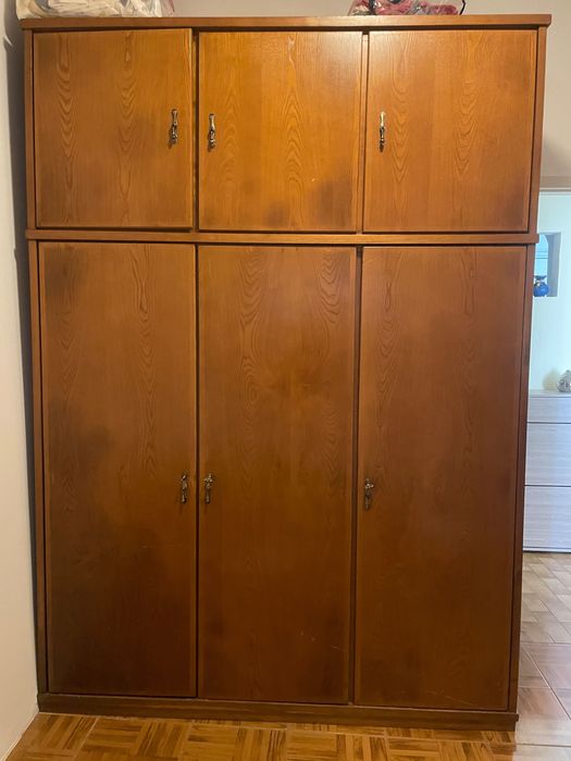 Roupeiro em madeira maciça com apenas alguns arranhões