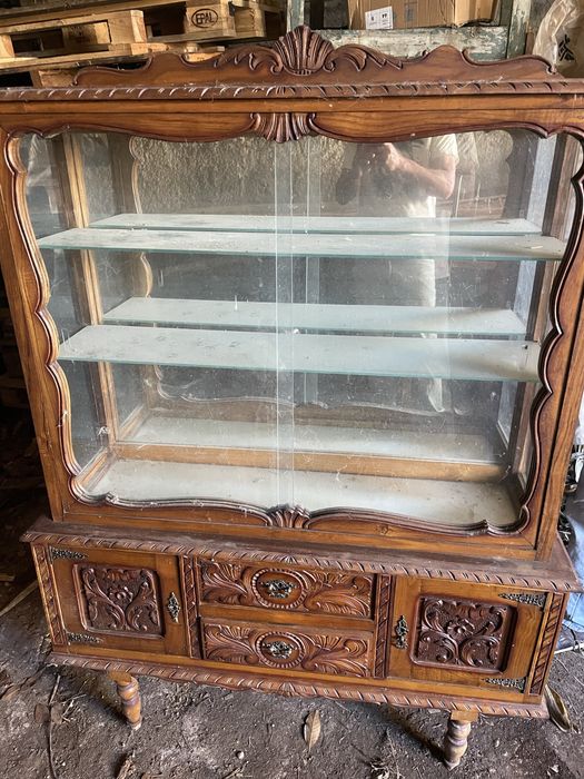 Cristaleira antiga com portas de vidro para restauro