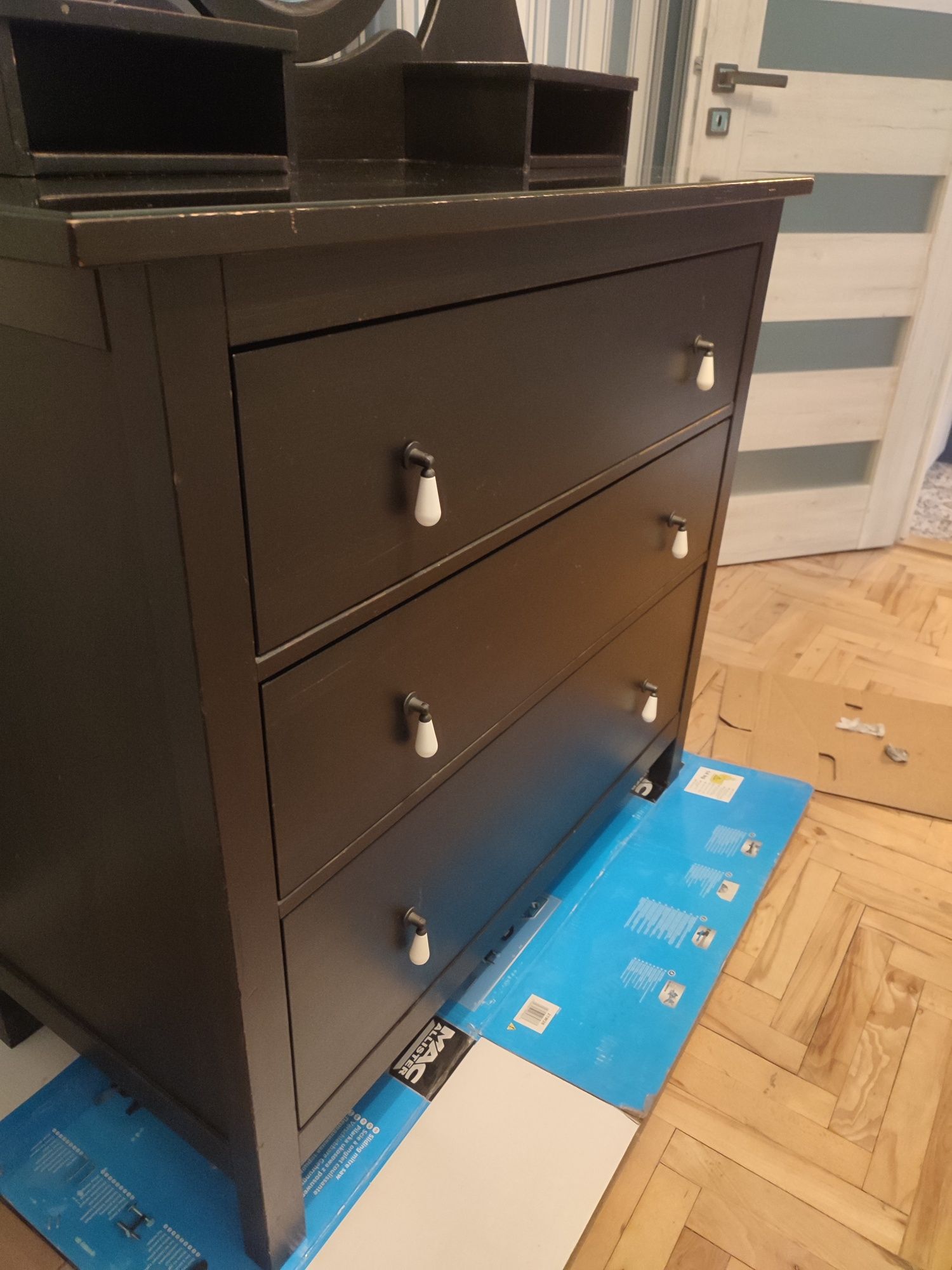 Ciemna komoda Hemnes z lustrem