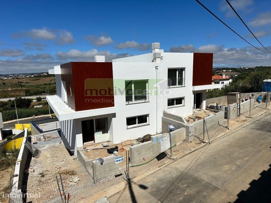 Conforto e Tranquilidade: Moradia Geminada T3 Nova no Sabugo, Sintra.