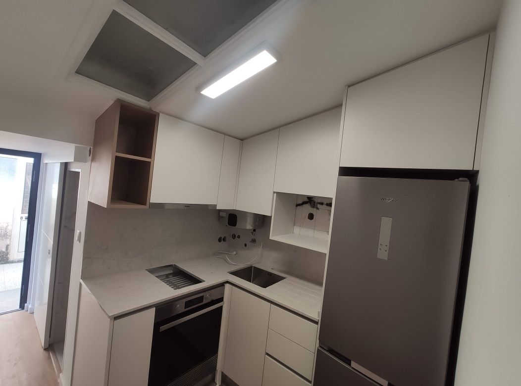 Serviço de montagem de mobiliário de cozinha e eletrodomésticos