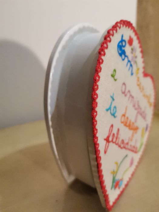 Guarda jóias em forma de coração, com a tampa forrada a linho bordado.