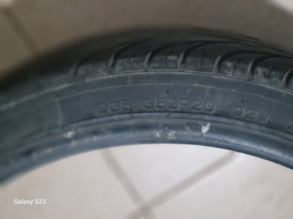 2 Pneus 90% 235-35-zr20