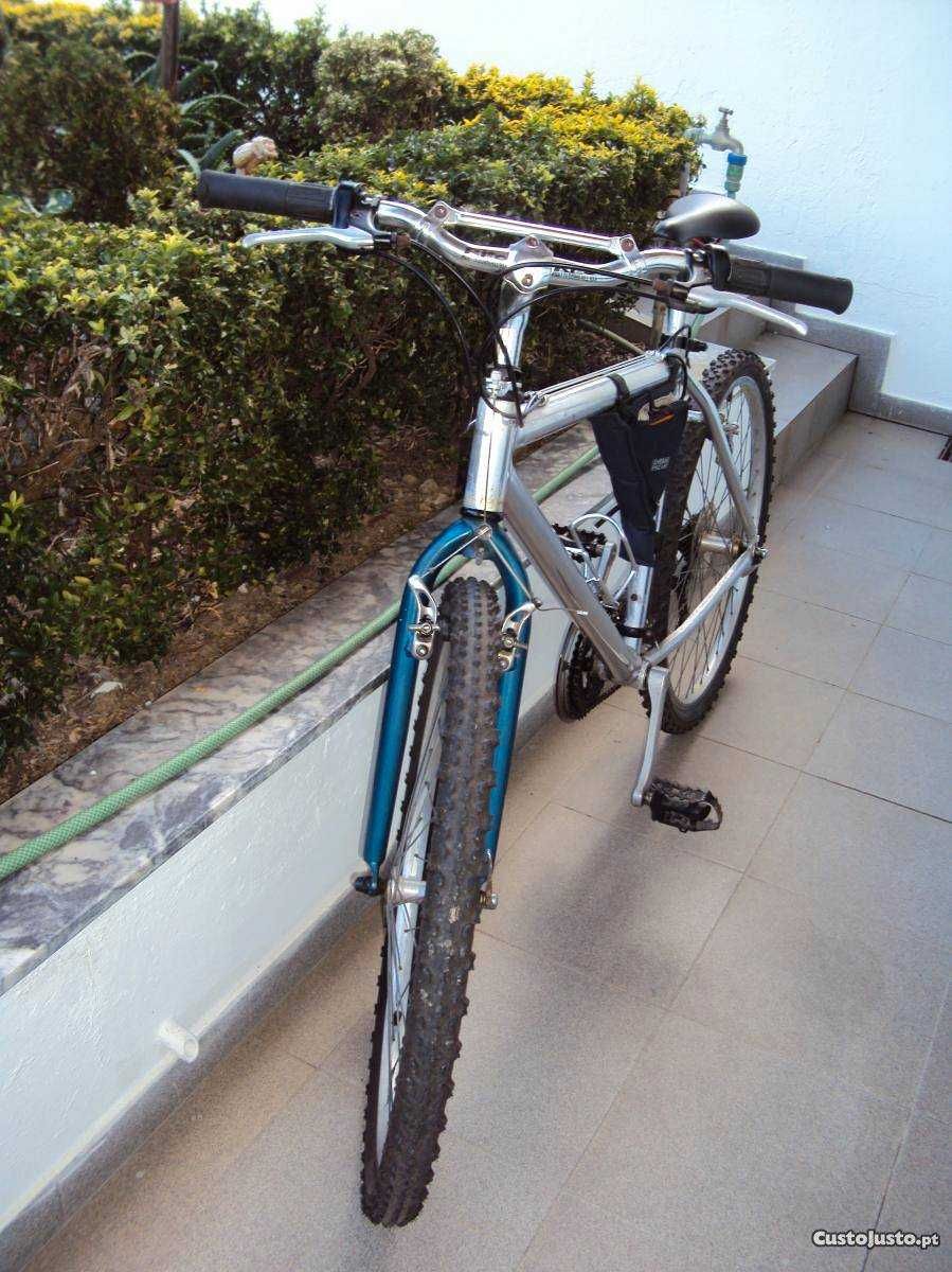 Uma Bicicleta otima para Estrada e BTT Roda 26 em otimo estado