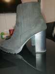 Botas pretas de salto alto
