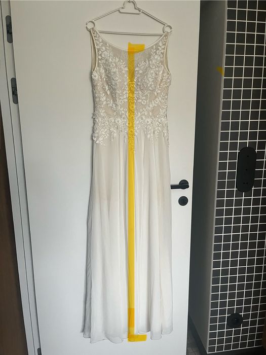 Suknia ślubna z salonu z wyciętymi plecami rozmiar 36/8