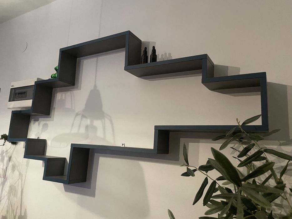 Półka o nieregularnych ksztaltach.