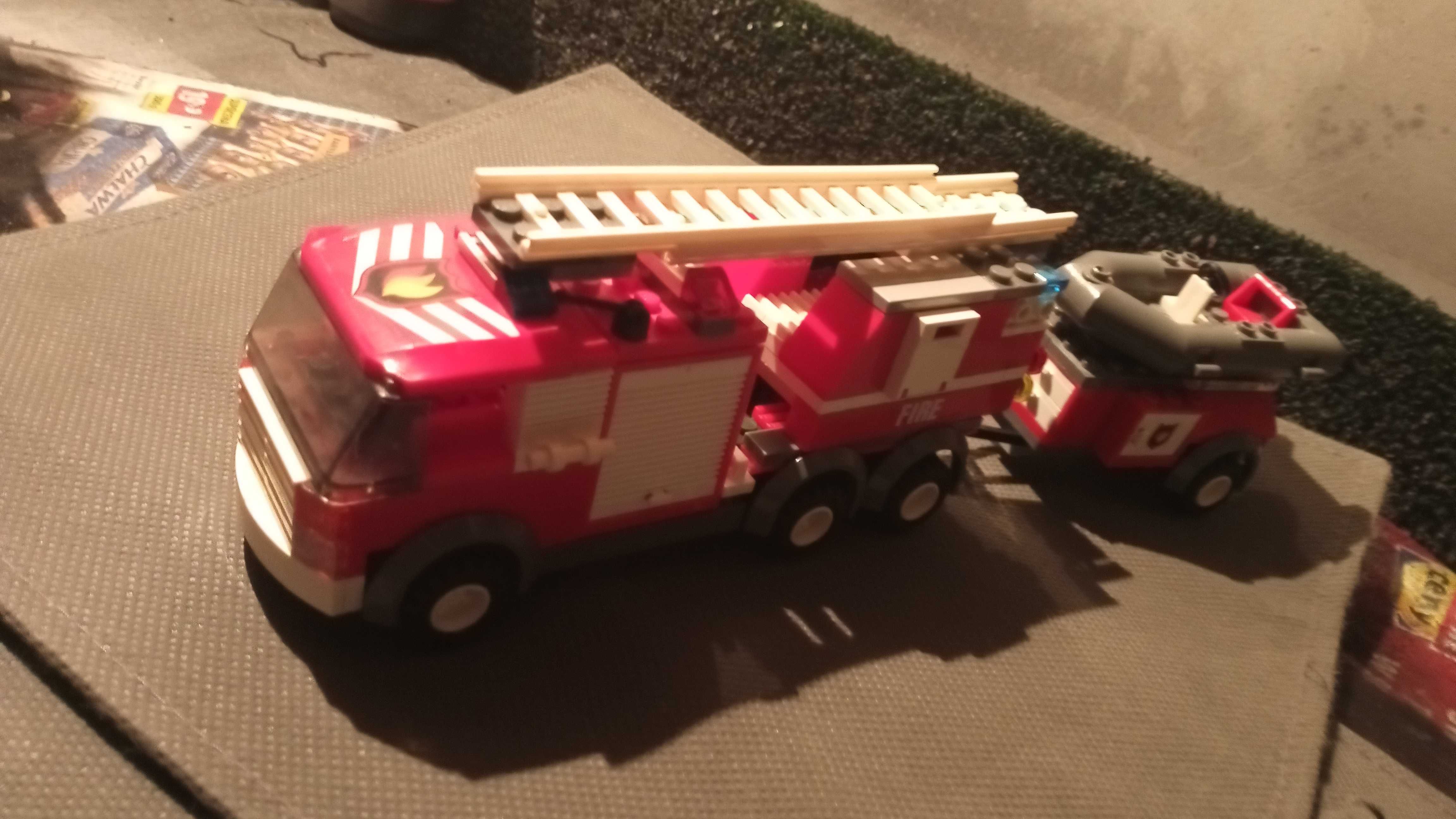 Klocki LEGO City Straż pożarna z przyczepą i pontonem