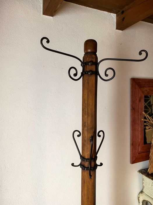 Cabide de pé alto, excelente estado.Madeira e ferro fundido. Reservado