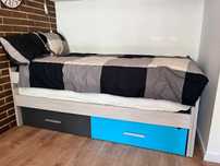 Conjunto de cama + cama em gaveta + duas gavetas de arrumação.
