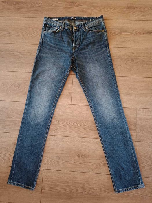 Джинсы. JACK & JONES. Джинсы  KVL. срочно.