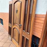 Porta exterior com paineis laterais