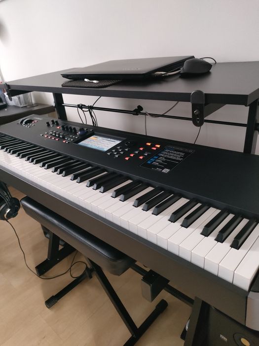 Yamaha MODX8 ...
