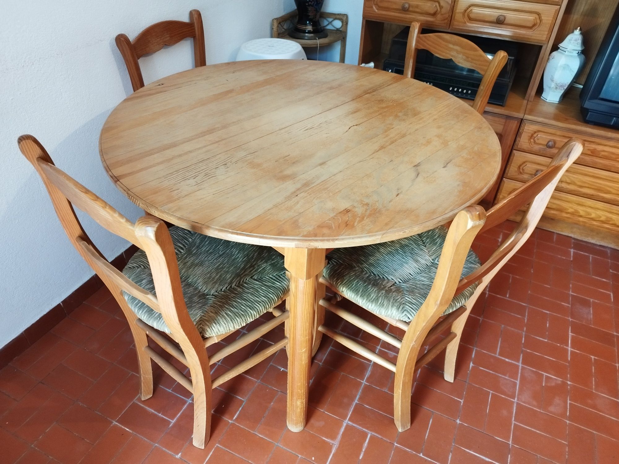 Conjunto de Sala (móvel e mesa com cadeiras)