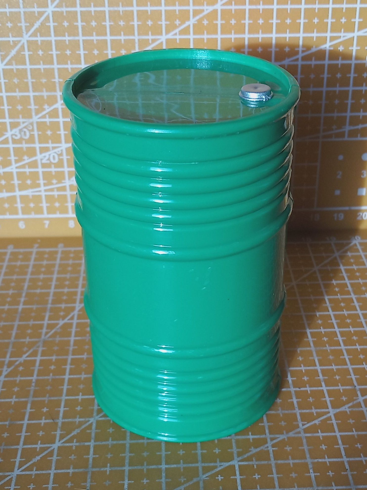 Zielona beczka 96x60mm 1:10 dekoracje do modelu rc TRX SCX AMEWI FMS