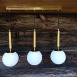 Złota lampa wisząca — 3 szklane klosze, elegancki design