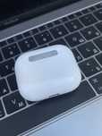 Продам кейс повністю робочий та заряджає Airpods 3