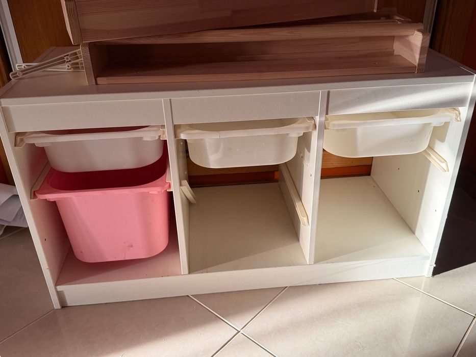 Móvel com 4 cestos de arrumação