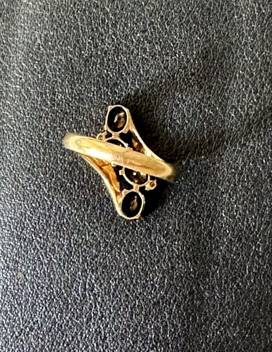 Золотое кольцо с сапфирами и бриллиантами