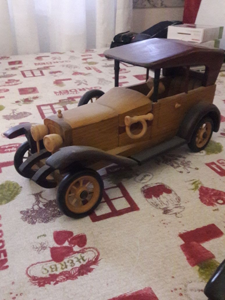Carros decorativos em madeira