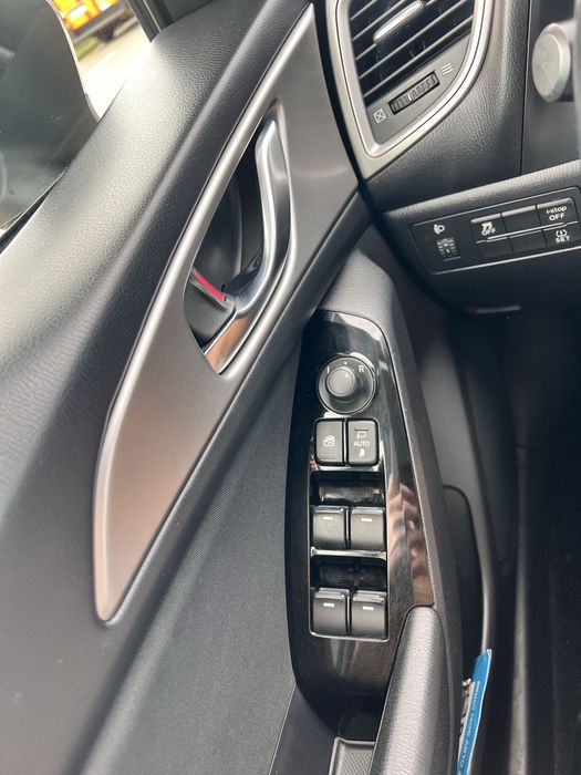 Автомобіль машина хетчбек седан