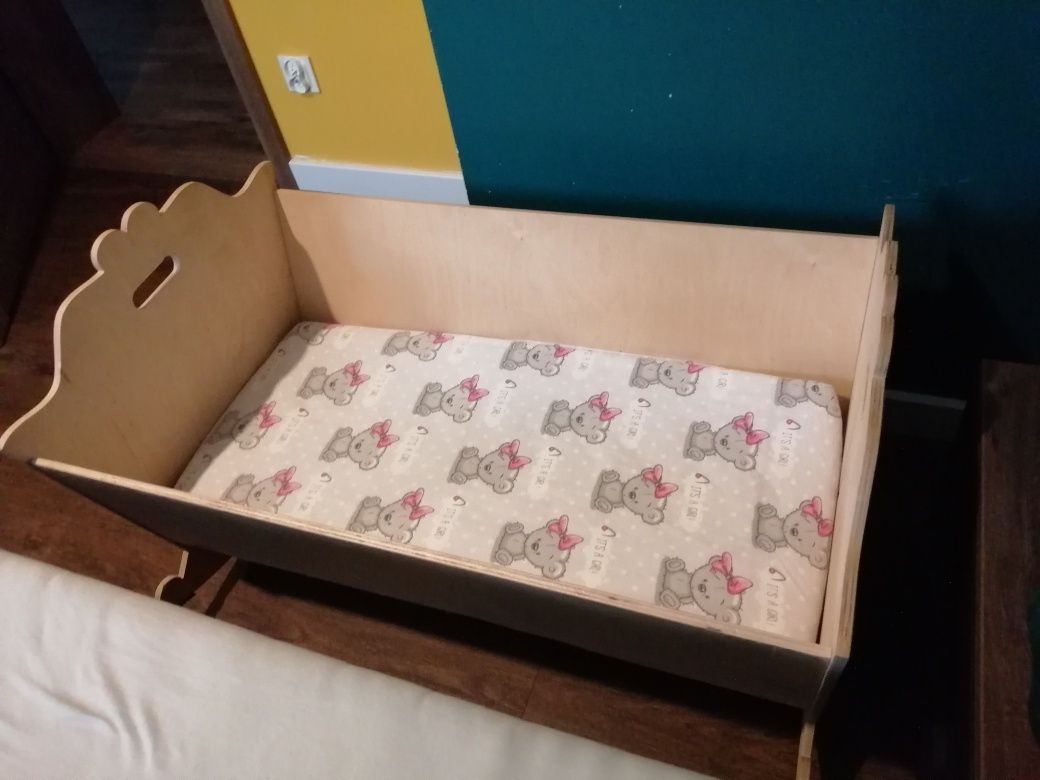 Kołyska drewniana dla niemowlaka