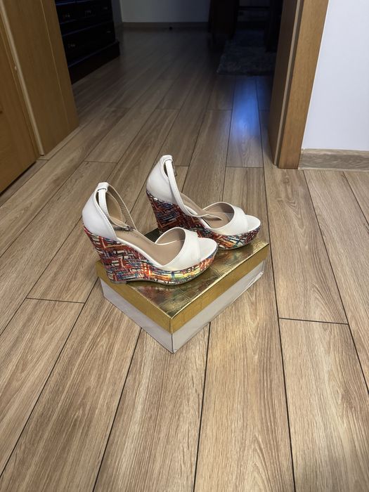 Sandały na koturnie