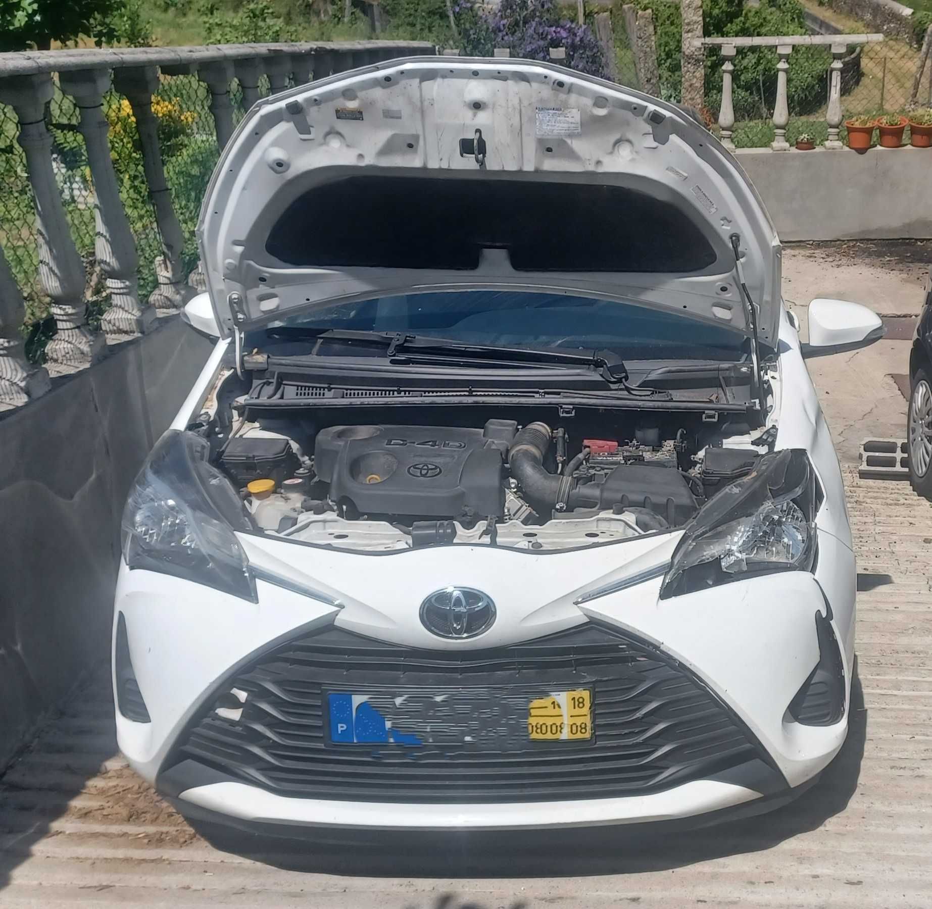 vendo Toyota YARIS 1.4 D VAN acidentado salvado 2018 com 78000 km