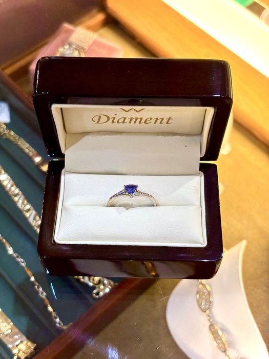 Pierścionek z tanzanitem i brylantami białe złoto