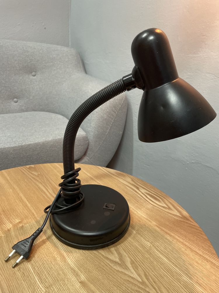Lampka biurkowa w kolorze czarnym