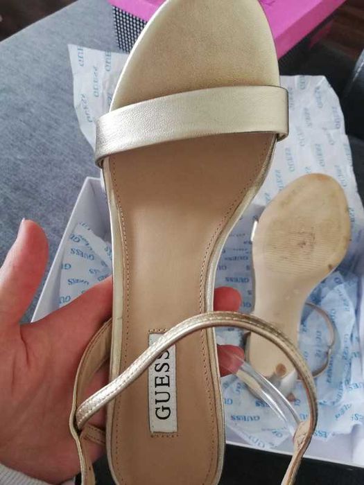 Sandálias douradas da Guess