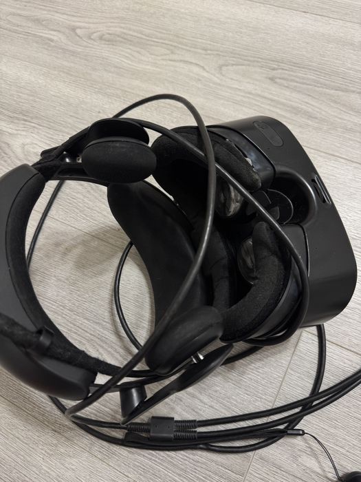 Samsung HMD Odyssey — VR-шолом з контролерами