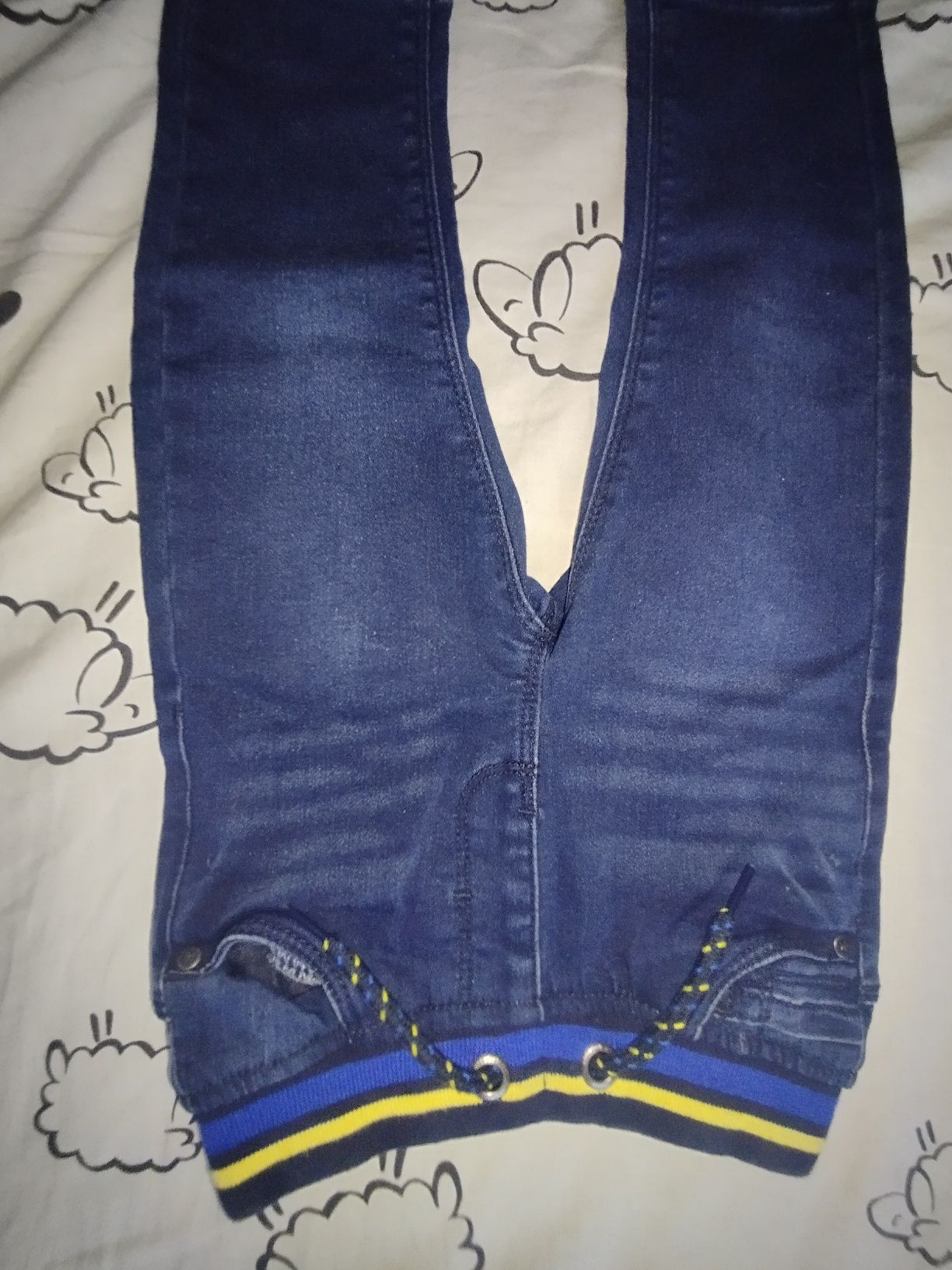 Ciemne spodnie jeansowe