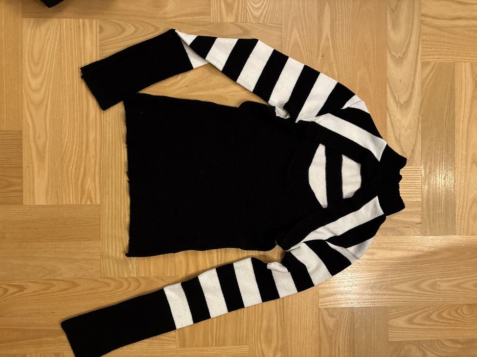 Sweterek w paski z dekoltem avril abbey dawn