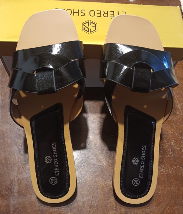 Chinelos pretos novos