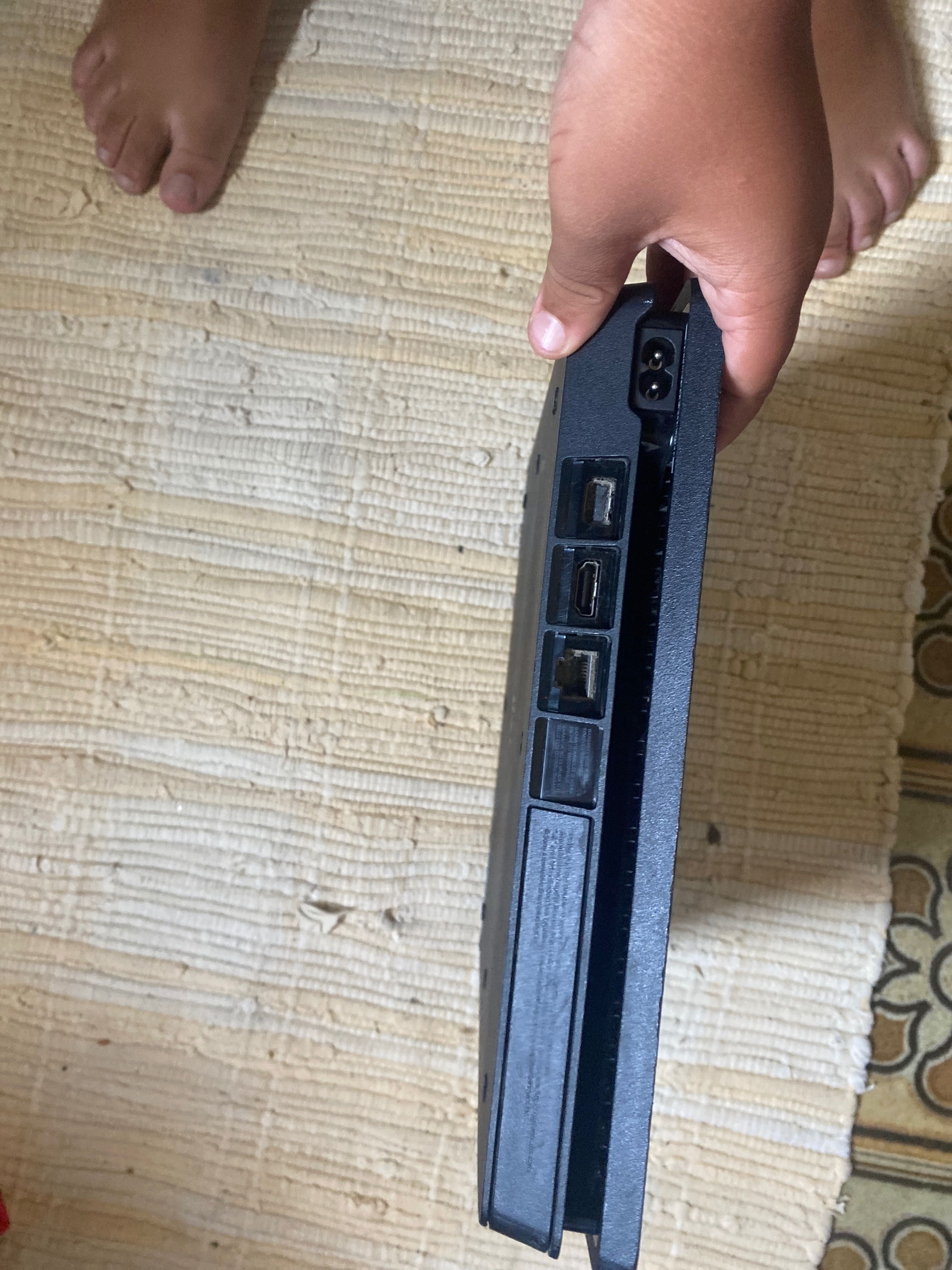 PS4 novo estado com um comando e uma base de caregamemto