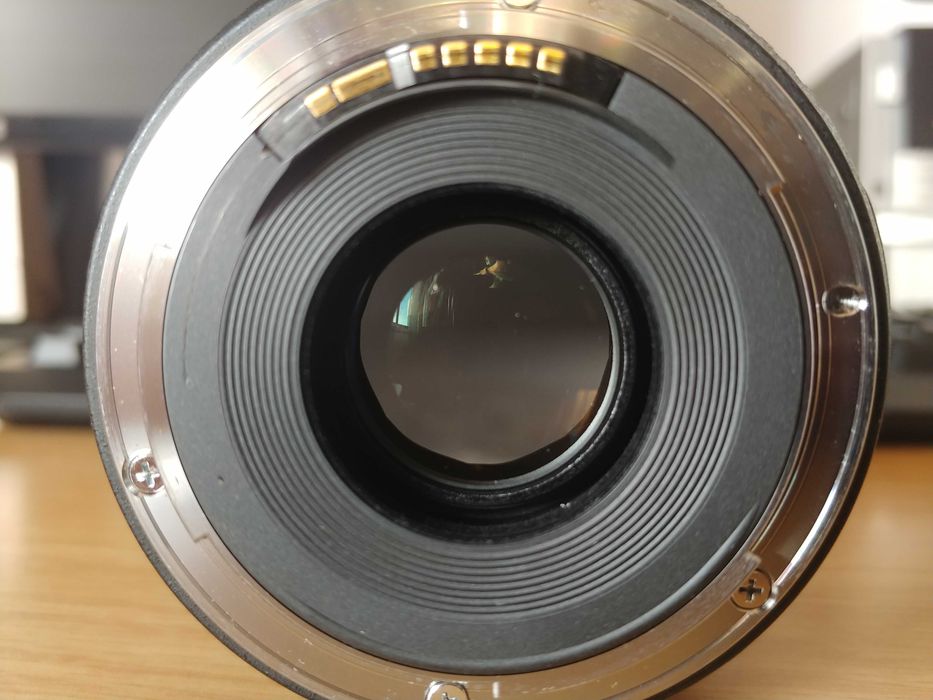 Canon 35mm f2.0 IS Como Nova