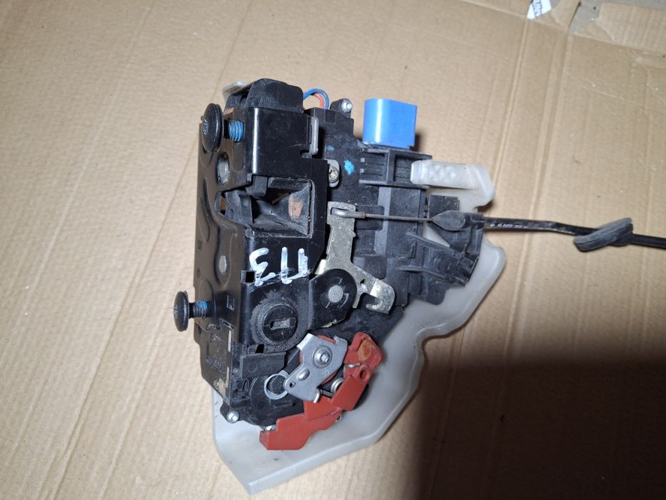 Замок двери Фольксваген Джетта 2006 год