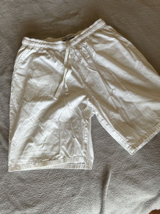 Білі довгі шорти
