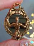 Pregadeira / broche mulher / sereia / sirene ao espelho, dourado