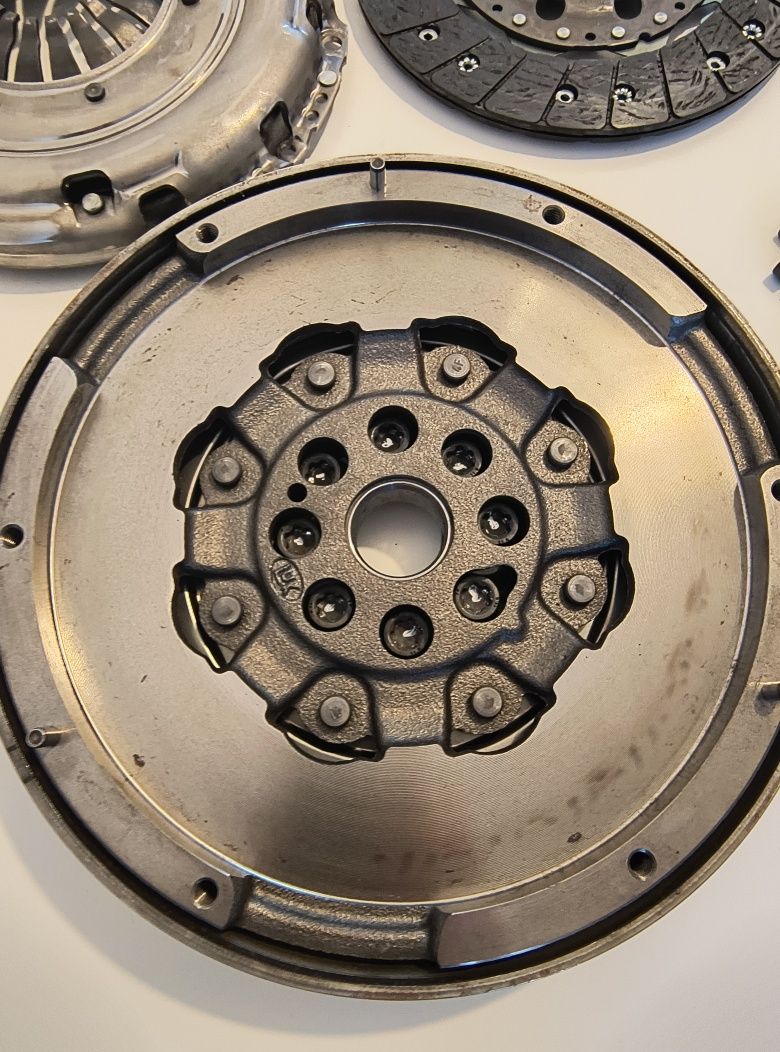 Маховик(зчеплення)Комплект LUK 415 0796 10 (1.6 dci) Renault, Mercedes