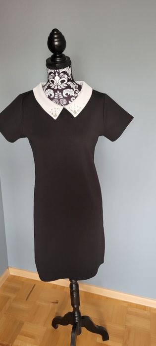 House, czarna sukienka z białym kołnierzykiem i kryształkami,rozmiar S