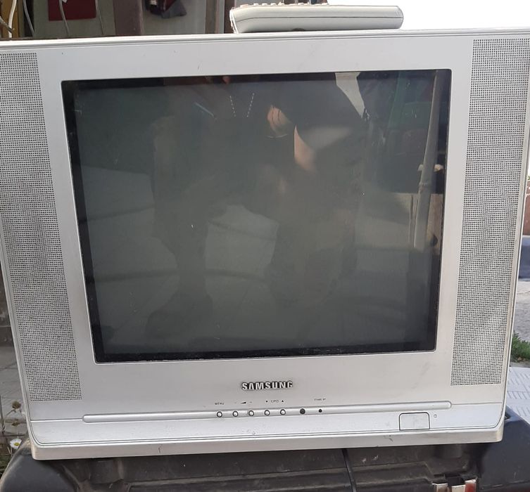 Продам телевизор Самсунг с пультом  в рабочем состоянии.