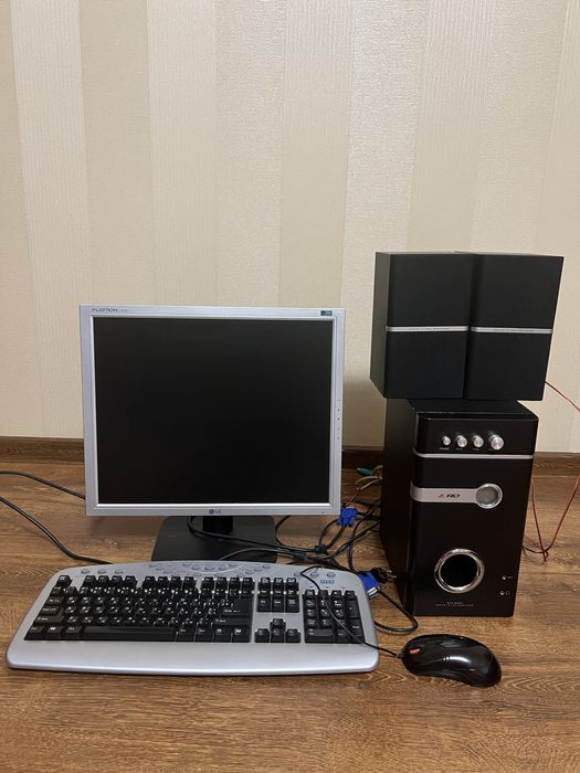 Монітор LG, компʼютер, колонки.