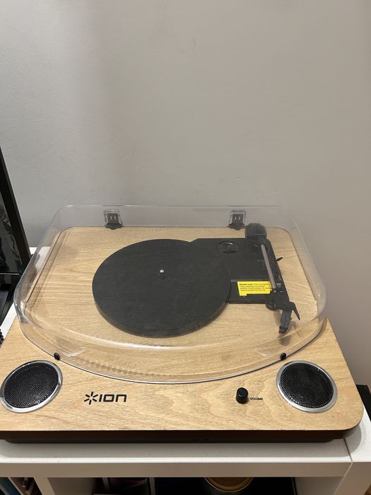 Świetnej jakości gramofon drewniany